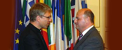 El secretario general del CMI, Olav Fykse Tveit, en la reunión con Konstantinos Tsiaras, el viceministro griego de asuntos exteriores, en Atenas.