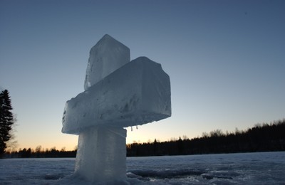 Bendición de las aguas en el día de Epifanía cerca del monasterio ortodoxo de Valamo, Finlandia.
